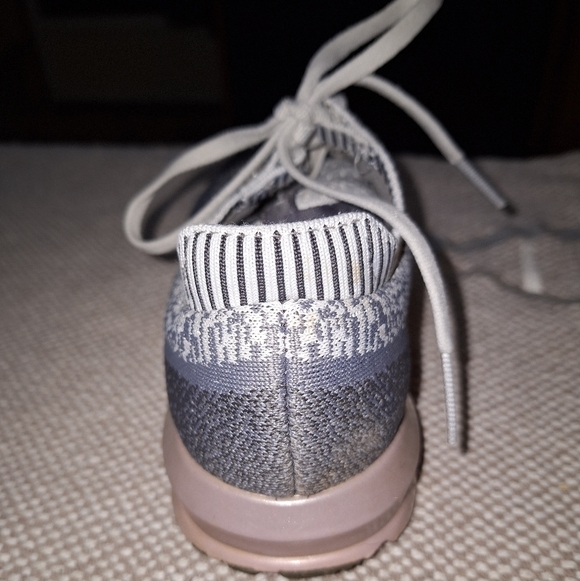 Brooks Levitate 2 in a womens size 7. Pre-loved in good condition - Picture 11 of 11